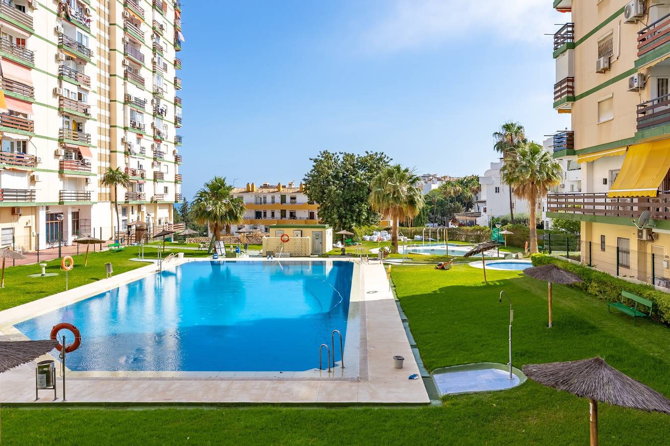 Entire studio, 'Las Naciones' Studio with Sea Views, Wi-Fi, and Air Conditioning in Benalmádena Costa, Benalmádena