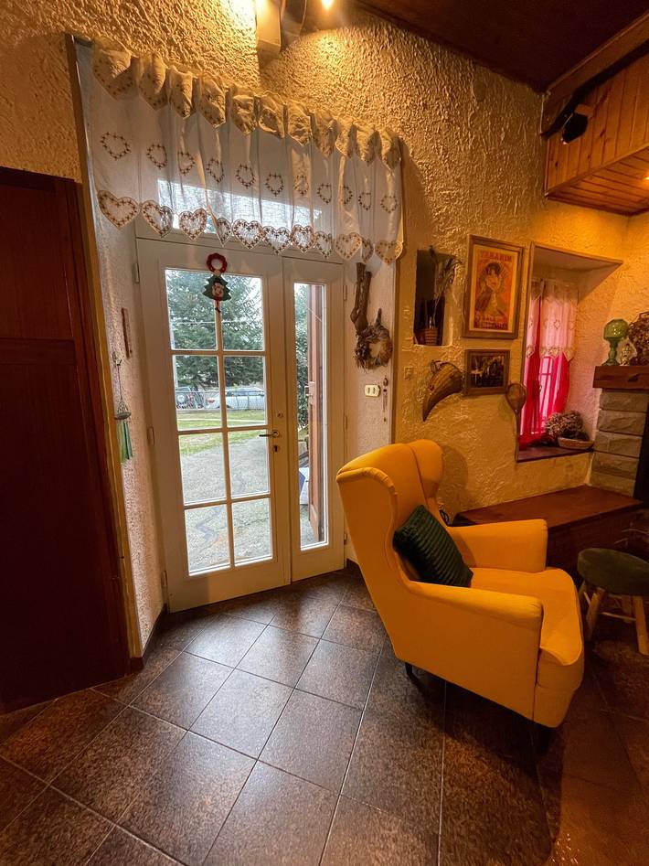 Casa vacanze "Casa Fiore" con vista sulle montagne, giardino privato e Wi-Fi in Borgo Capanne, Granaglione