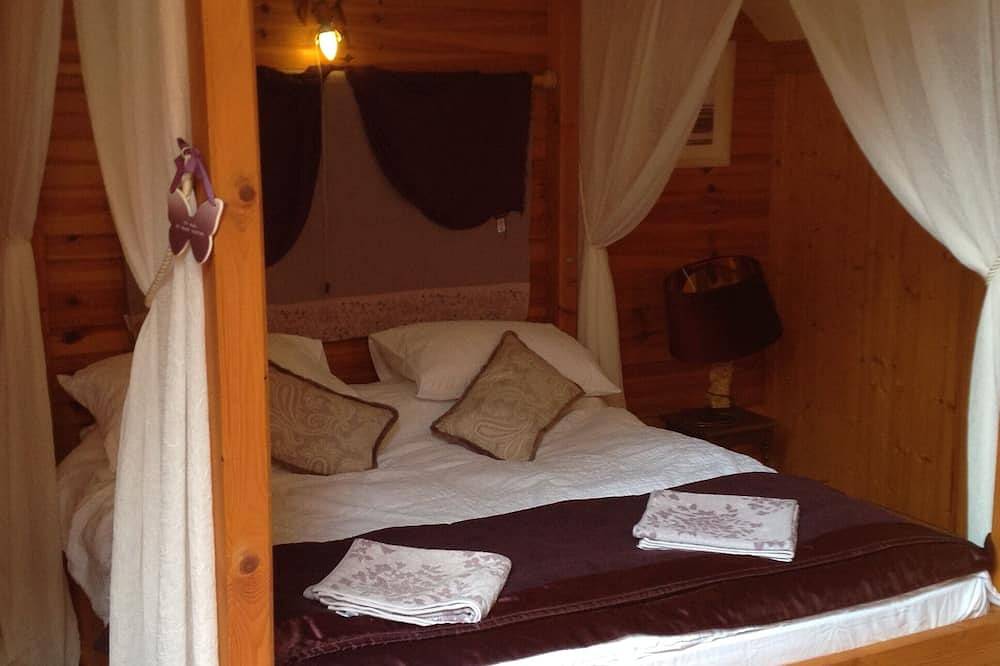 Charmant cottage breton dans un cadre boisé isolé avec piscine et spa in Lignol, Région de Pontivy
