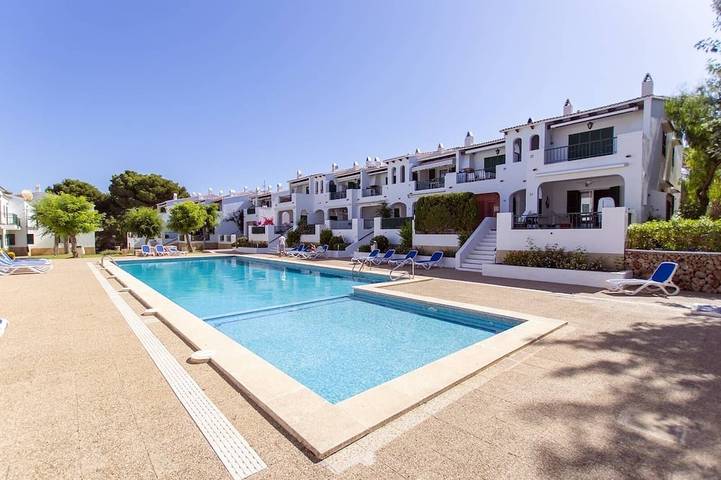 Gîte pour 4 personnes, avec terrasse ainsi que piscine et jardin à Son Parc
