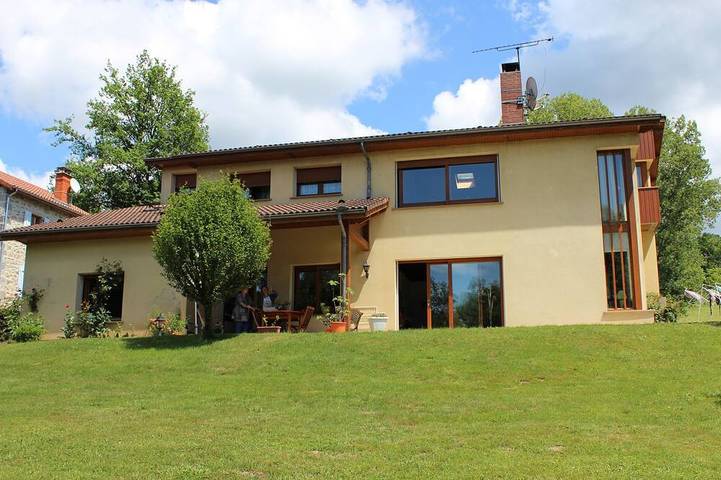 Location de vacances pour 12 personnes, avec terrasse et jardin, animaux acceptés à Vertolaye