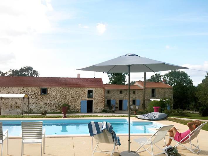 Gîte pour 15 personnes, avec terrasse ainsi que piscine et jardin
