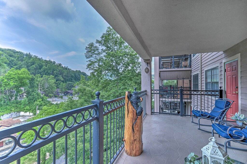 Ganze Wohnung, Creekfront 'Bootleggers Hideaway!' Walk to Dtwn! in Gatlinburg, Sevier County