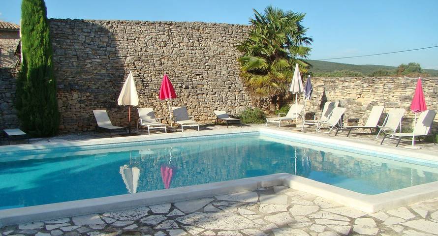 Gîte pour 6 personnes, avec jardin ainsi que terrasse et piscine