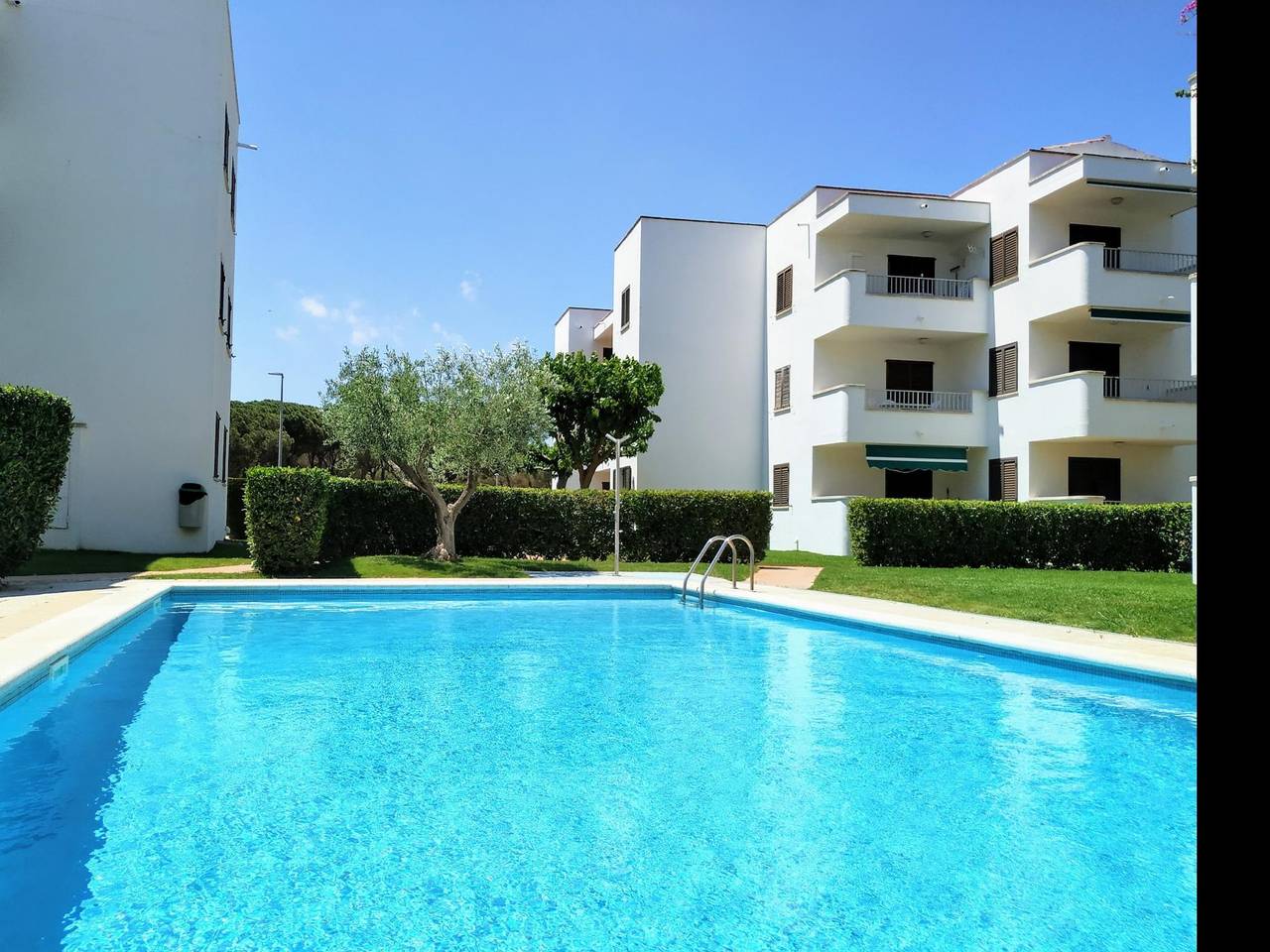 Apartamento vacacional entero, Fanny Apartamento , con vistas a la piscina, 90m playa Cala Montgó, 2 hab. in Cala Montgo, La Escala