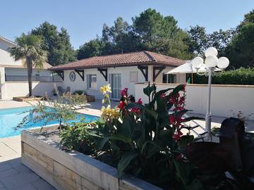 Gîte pour 3 personnes, avec jardin ainsi que terrasse et piscine à Biganos