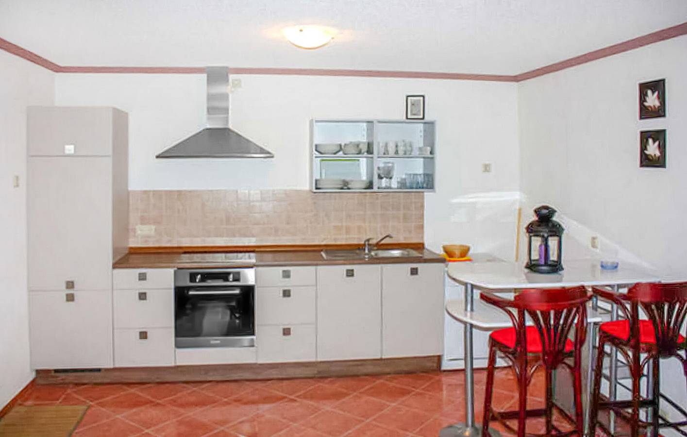 Ganze Ferienwohnung, Strandnahe Unterkunft mit Terrasse und Parkplatz - 800 m zum Strand in Sommersdorf, Kummerower See