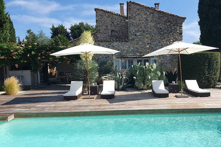Appartement de vacances pour 4 personnes, avec jacuzzi et terrasse ainsi que jardin et piscine