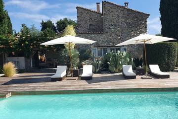 Gîte pour 4 personnes, avec terrasse et jacuzzi ainsi que jardin et piscine à Les Mées