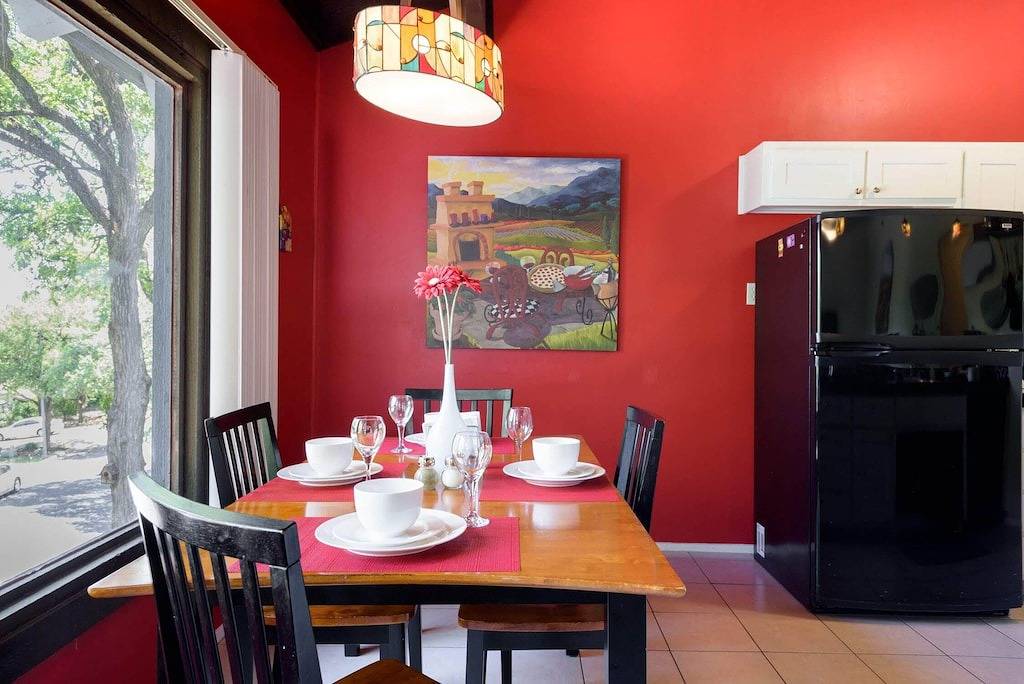 Barrierefreies Duplex - 2 Blocks zum Park, Springs, Trail; 2 mi nach Dt; Deck mit Grill! in Austin, Travis County