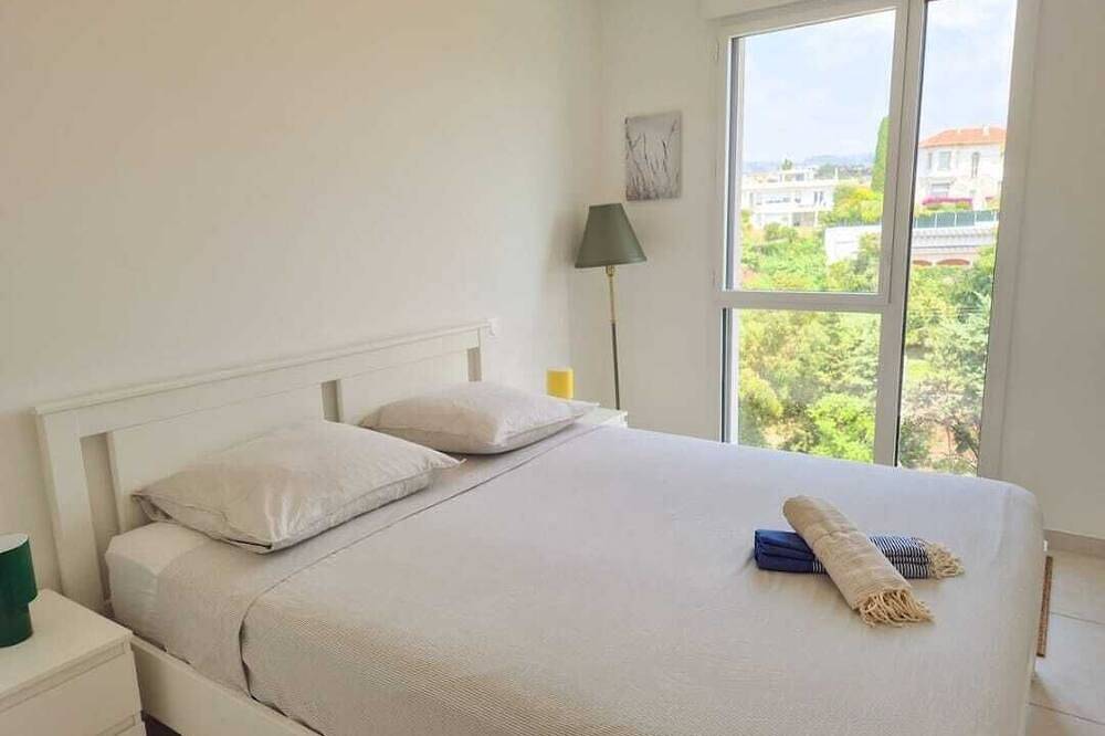 Entire apartment, Modern, Brand-New Apartment with Ac & Rooftop Pool – Walk to Beach & Port in Saint-Laurent-du-Var, Mediterranean Coast (France)