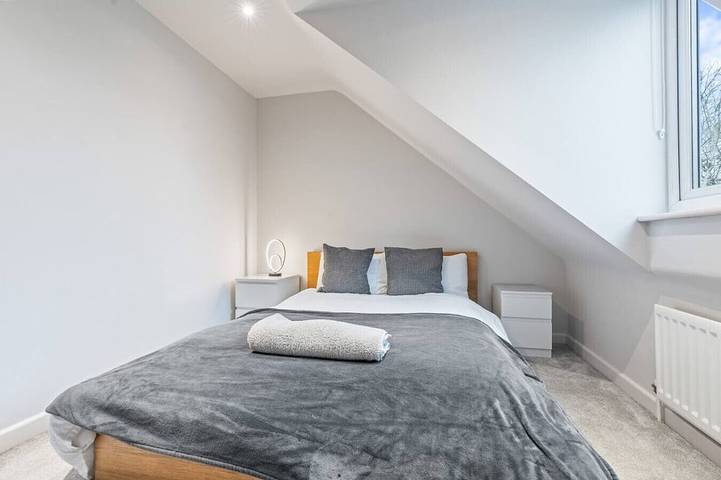 Large 4 Bedroom House Bricket Wood, Van & Car Parking, Sleeps 8 in Hertfordshire