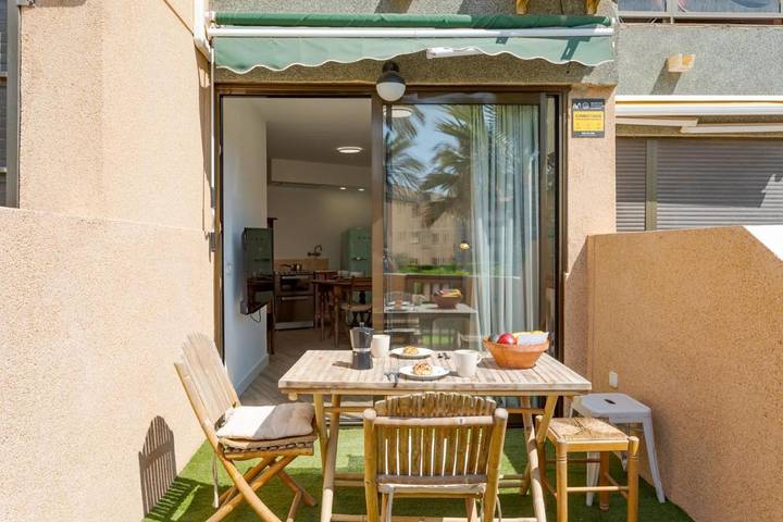Apartamento para 3 personas, con Terraza y Jardín además de Piscina y Vistas en Retamar