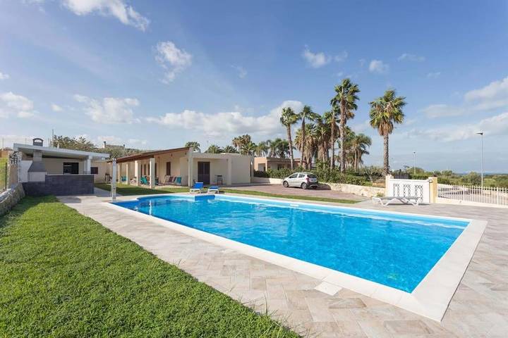 Casa vacanza per 13 persone, con Terrazza e Giardino nonché Piscina e Panorama a Brucoli