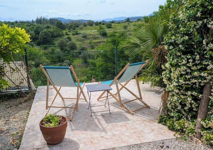 Location de vacances pour 2 personnes, avec piscine ainsi que vue et jardin à Uzer - 3