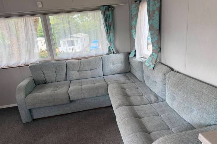 Cabin Sleeps 8 - Free Parking, Patio, Pool in Poole, Poole Harbour
