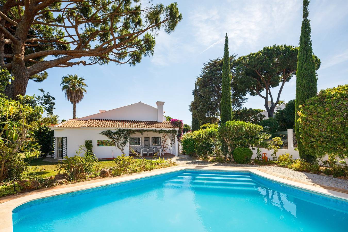 Villa Quadradinhos 38Q | 4 Bedrooms | Private Pool | Short Walk To The Beach in Vale do Lobo, Almancil