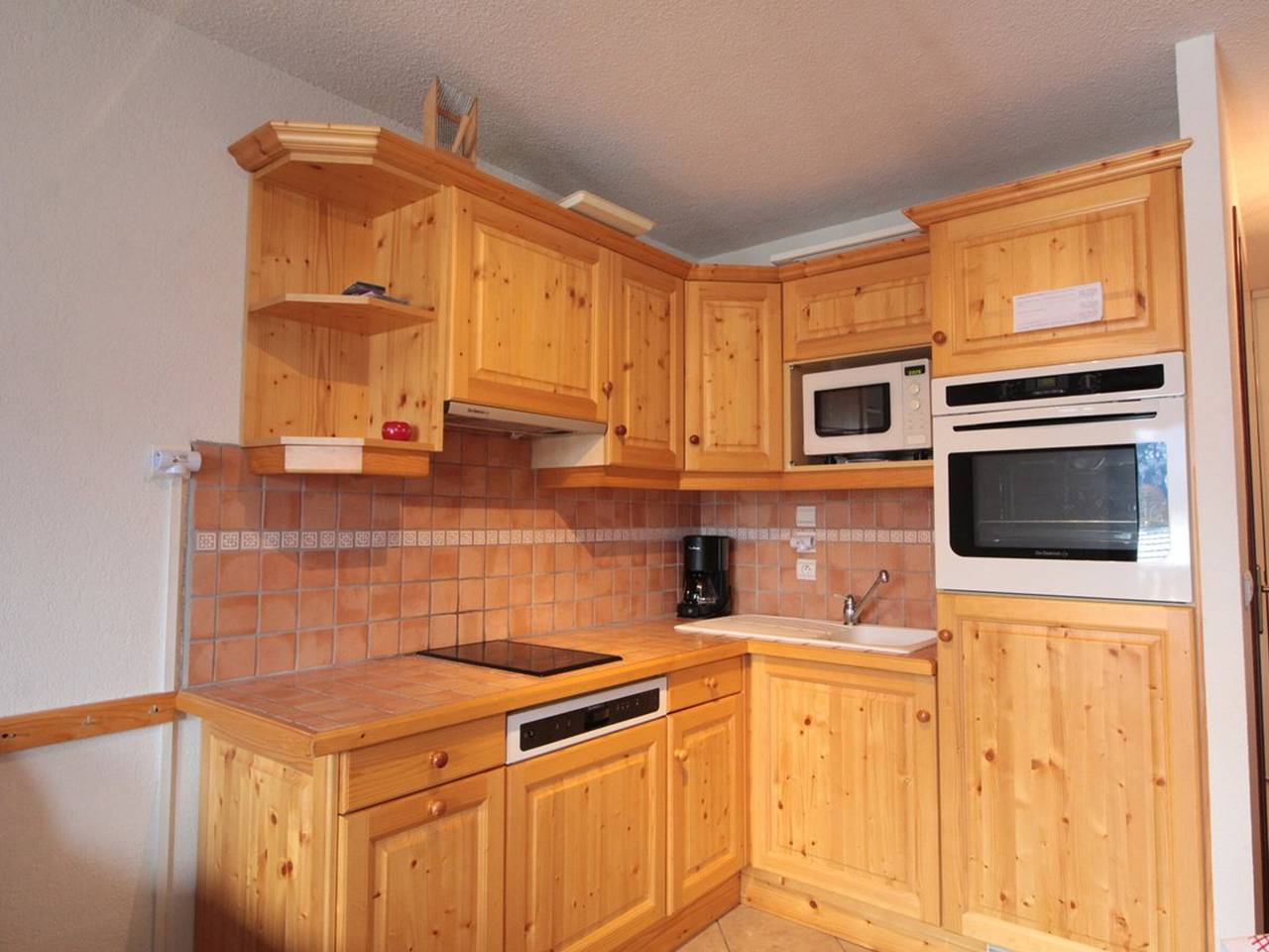 Entire apartment, Functional 3-Room Apt for 6 with Parking, Central, Close to Shops and Slopes in Les Carroz, Arâches-la-Frasse