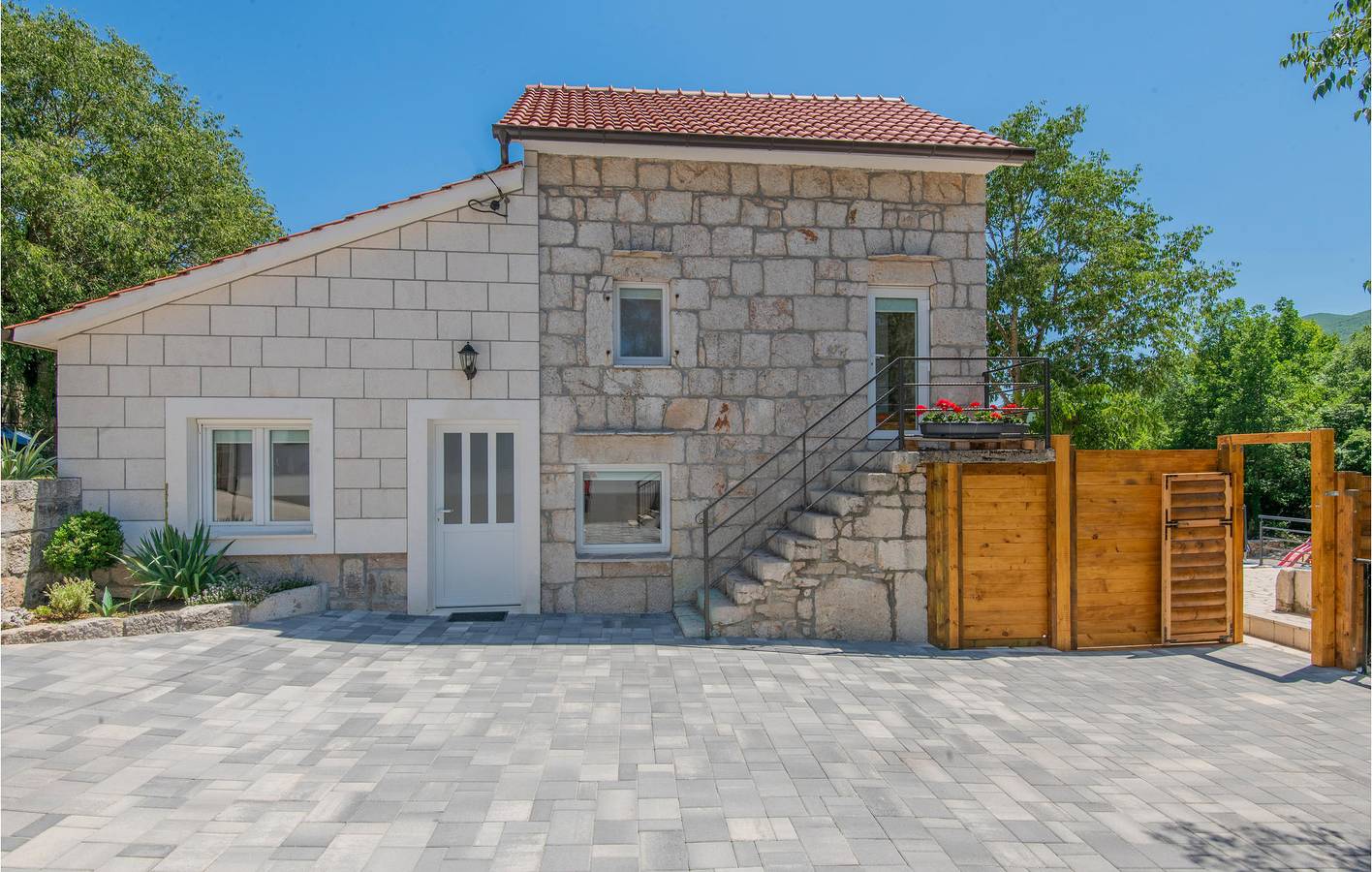 Reizende 61 m² große Wohnung mit Pool, WLAN, Parkplatz und Küche in Imotski, Makarska Riviera