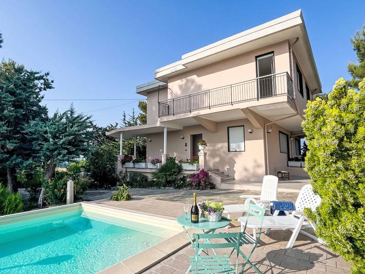 Ferienhaus für 10 Personen, mit Balkon und Terrasse sowie Garten und Ausblick in Civezza