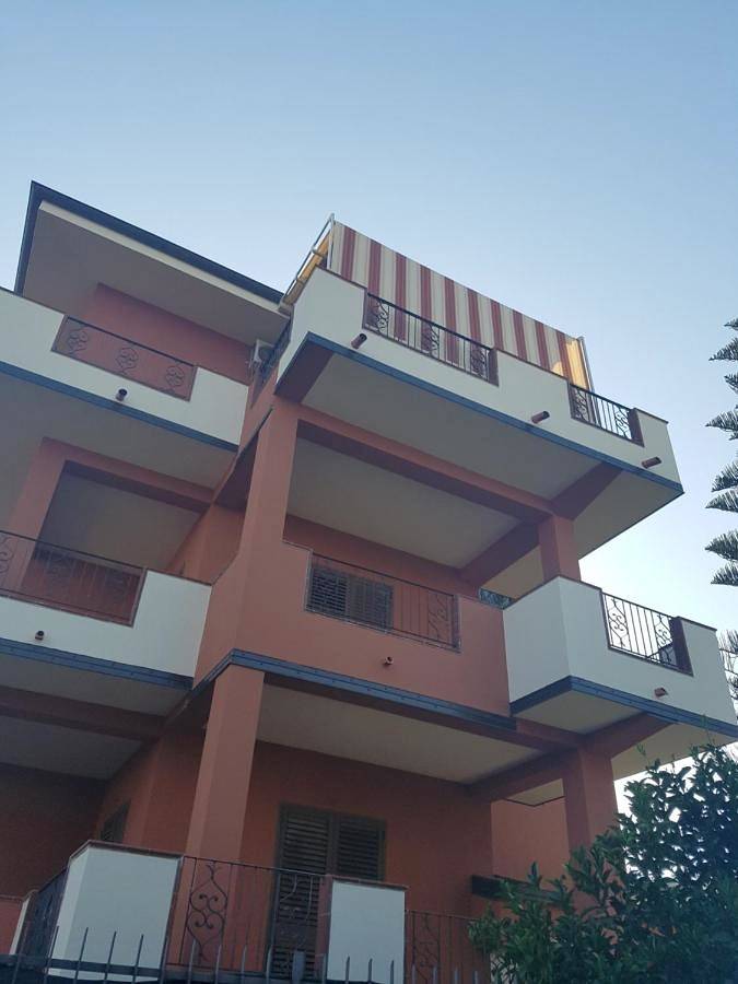 Location de vacances pour 4 personnes, avec piscine ainsi que vue et jardin à Bova Marina - 4