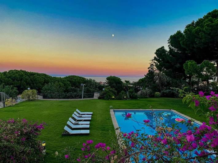 Location de vacances pour 24 personnes, avec jardin ainsi que vue et piscine à Cabrils