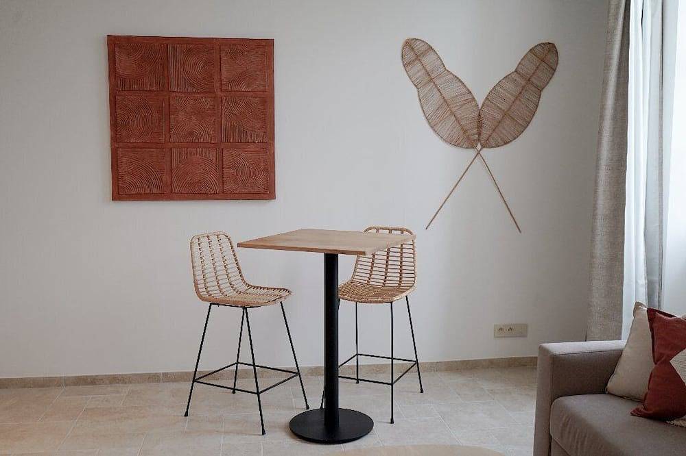 Entire apartment, Studio Deux Personnes à Villeneuve-lès-avignon, à 5 Minutes du Palais des Papes in Villeneuve-lès-Avignon, Nimes region