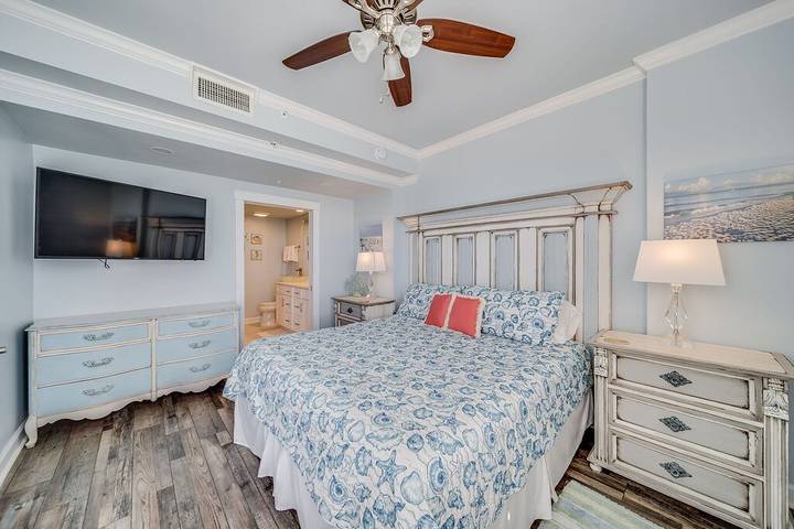 Beach rental for 14 people, with pool and hot tub as well as balcony in Destin