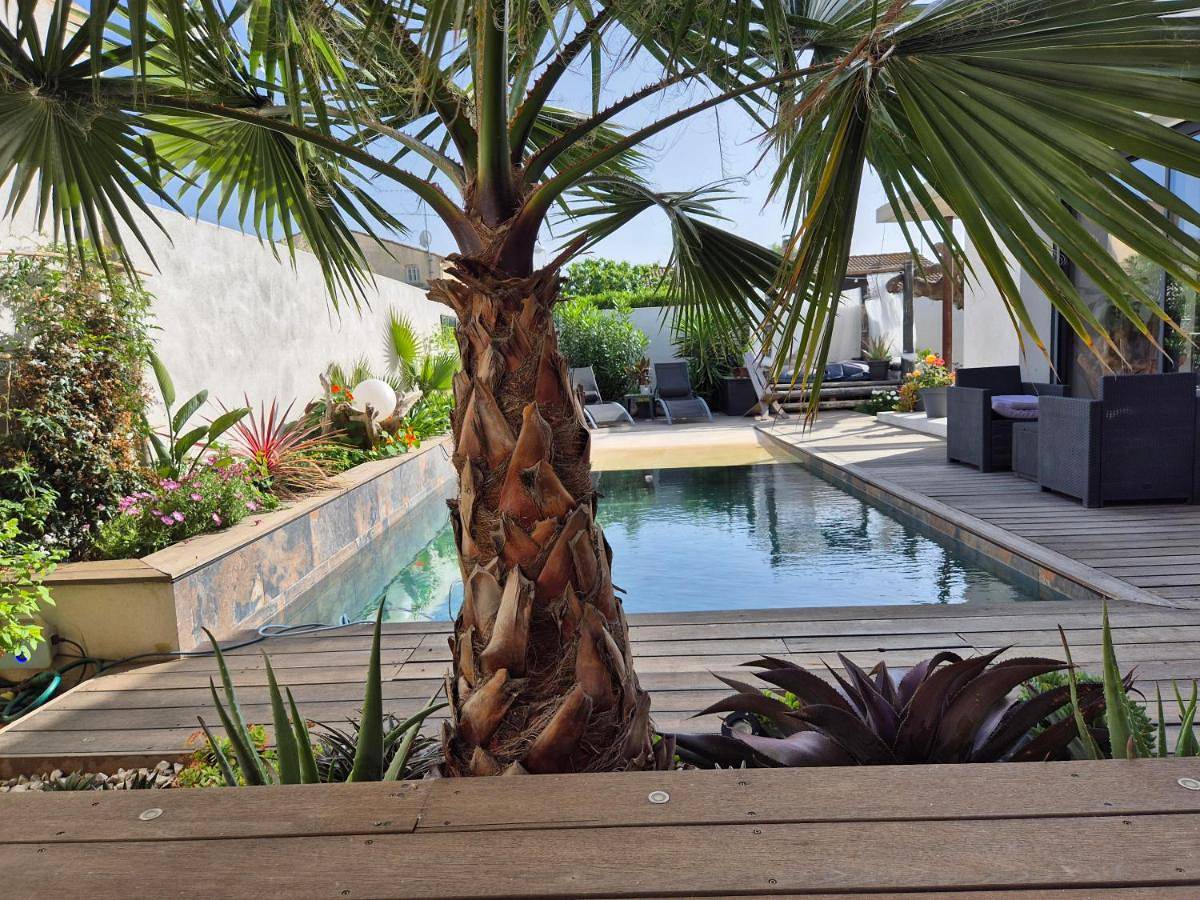 La Chambre Côté Piscine in Aigues-Mortes, Côte d'Améthyste