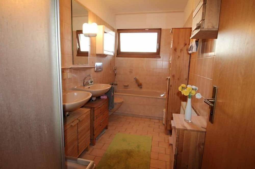 Ganze Wohnung, Ferienzimmer, 40qm, Balkon, 1 Wohn-/Schlafzimmer, max. 2 Personen in Bad Urach, Neckar-Alb