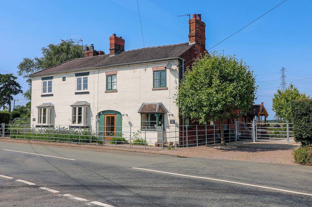 Bluebell Cottage, family friendly, with open fire in Rugeley in Staffordshire