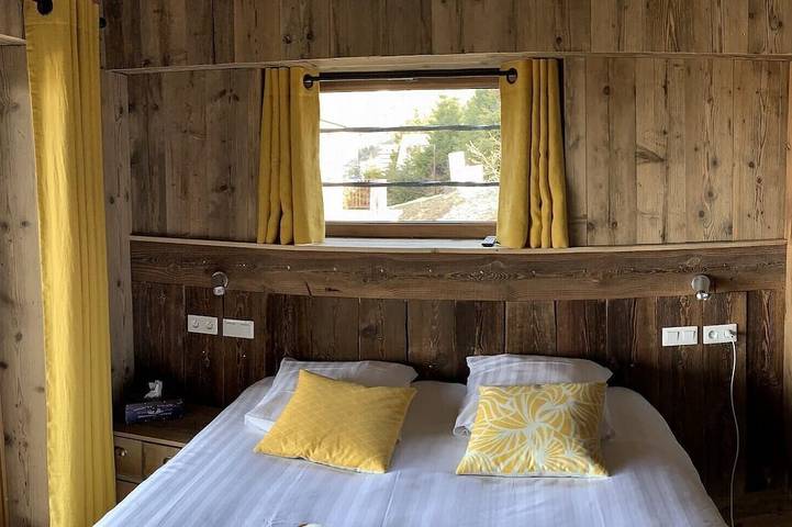 Chalet Luxe Super Besse, spa de nage, 6-12 p, 4 chambres, vue sur le Sancy in Super Besse, Besse-et-Saint-Anastaise