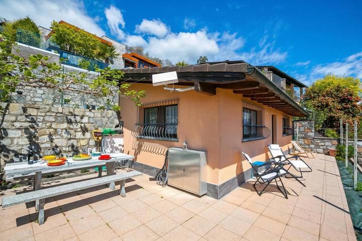 Ferienwohnung für 4 Personen, mit Terrasse und Garten sowie Ausblick und Seeblick in Cademario