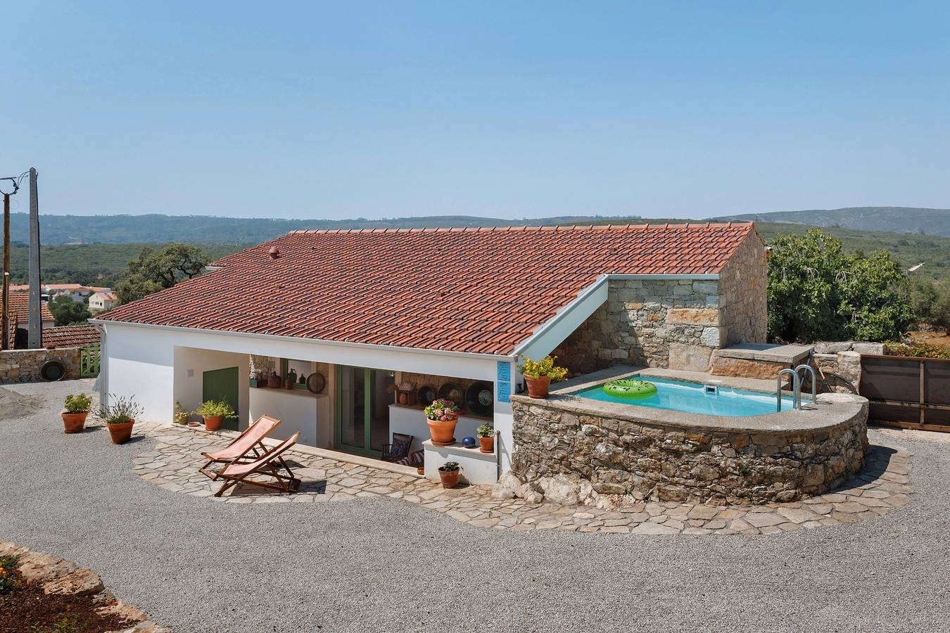 Landhaus 'Curva' mit Bergblick, privatem Pool und Wlan in Arrimal e Mendiga, Parque Natural das Serras de Aire e Candeeiros