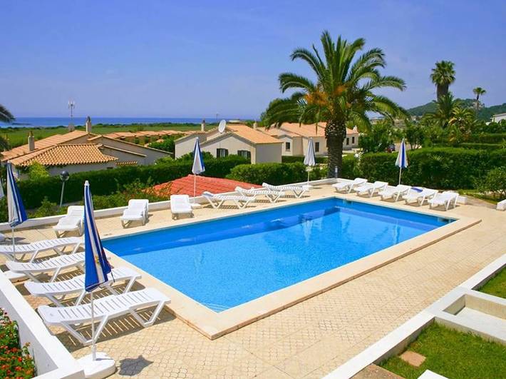 Villa for 4 people, with pool and ocean view as well as garden in Platja Son Bou