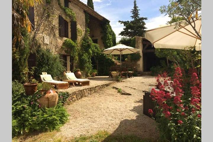 Location de vacances pour 8 personnes, avec Balcon et Terrasse ainsi que Jardin et Vue à Saint-André-d'Olérargues