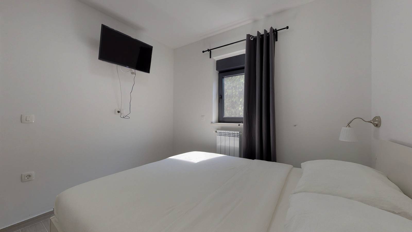 Ganze Ferienwohnung, 2 Bed House - Sleeps 4 - Hottub - Garden - Parking in Raša, Ostküste Istrien