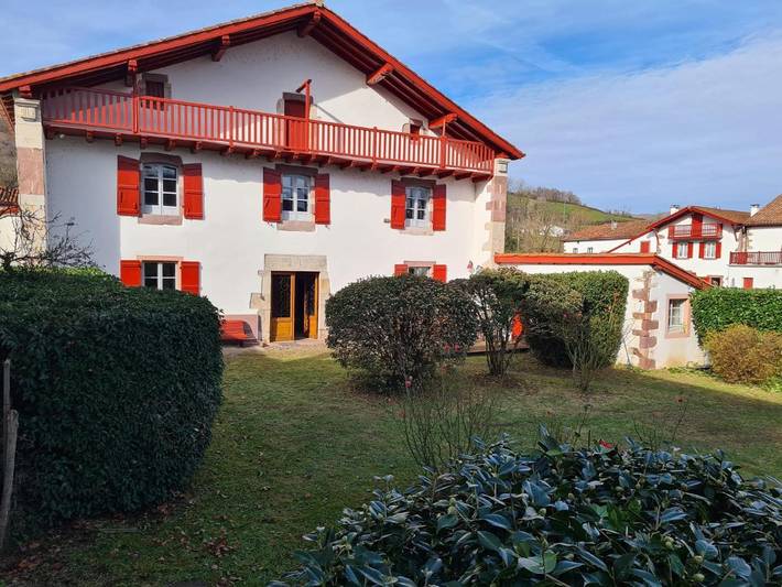 Location de vacances pour 8 personnes, avec vue et jardin à Saint-Étienne-de-Baïgorry
