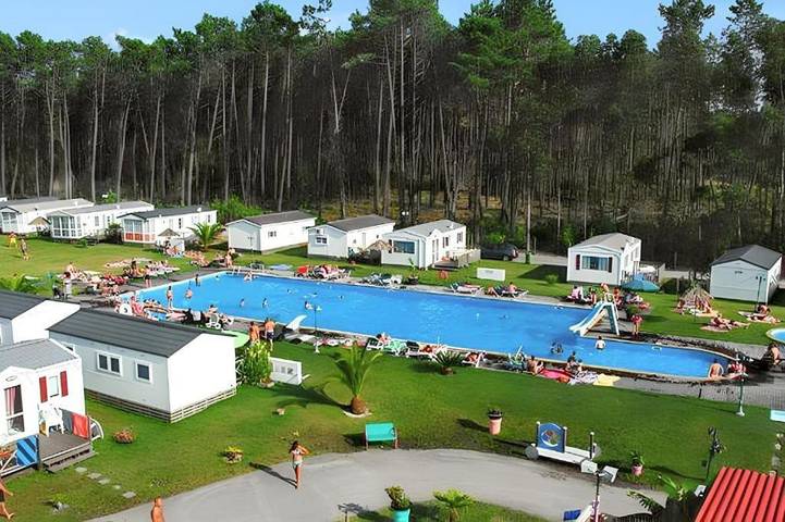 Camping pour 4 personnes, avec piscine et jardin ainsi que bassin pour enfant et vue