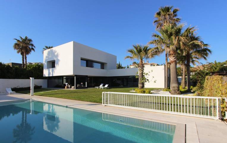 Villa voor 10 personen, with Uitzicht op zee and Terras as well as Zwembad in Roche