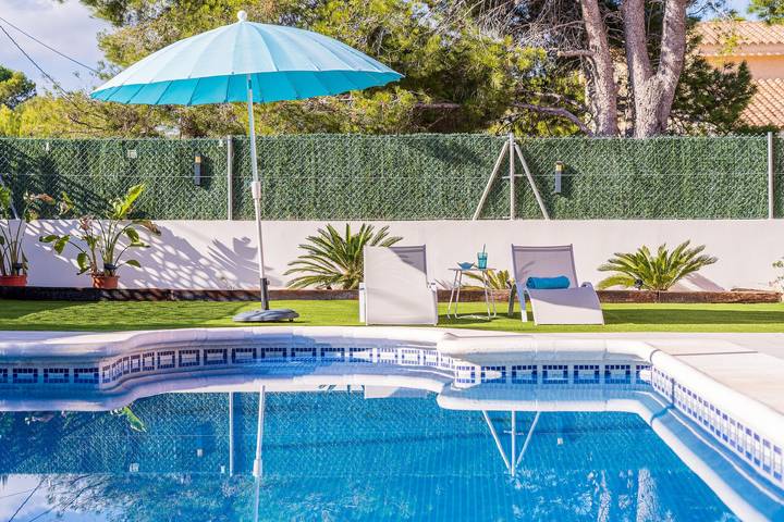 Villa "Las Palmeras" con piscina, balcón y Wi-Fi in Les Tres Cales, La Ametlla de Mar