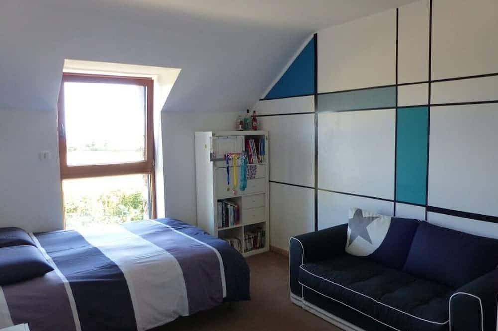 Spacious, comfortable farmhouse facing the sea in Locmaria-Plouzané, Brest region