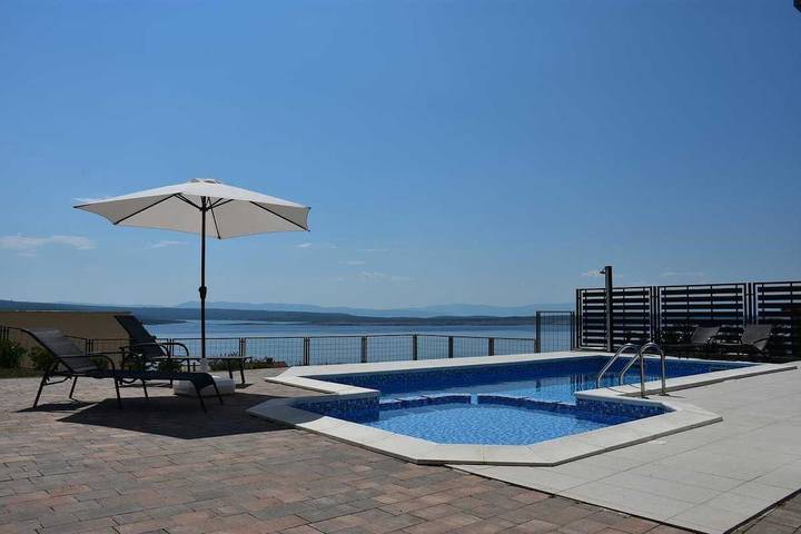 Villa für 16 Personen, mit Pool und Balkon in Crikvenica