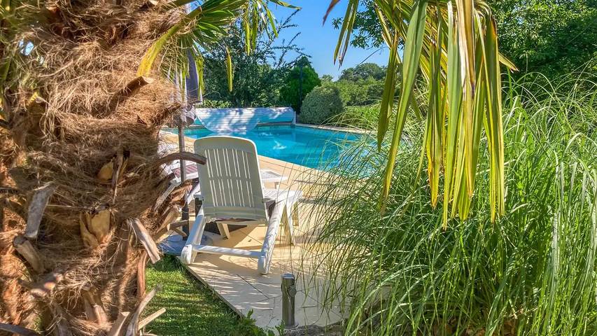 Location de vacances pour 7 personnes, avec Terrasse ainsi que Jardin et Piscine à Mazeyrolles