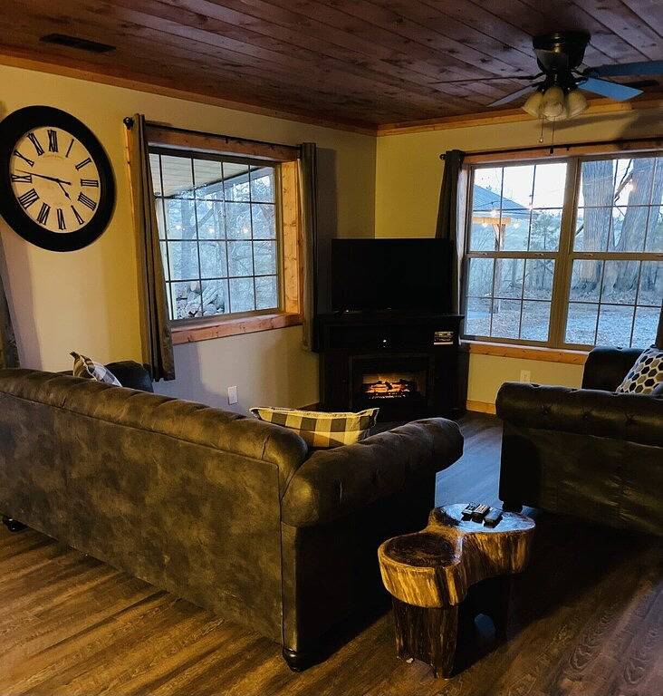 New cabin in the woods with private hot tub in Union County (IL)