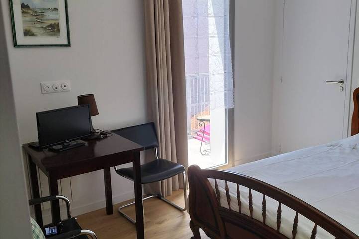 Room 12 m plus private shower room 4 m plus balcony 5 m'a 800 mètres océan in La Rochelle, Région de La Rochelle