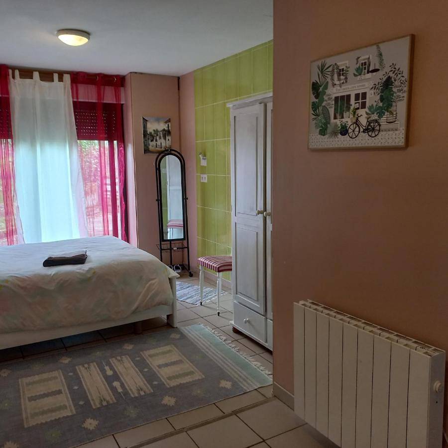 Chambre spatieuse avec grand lit. in Aspet, Haute-Garonne