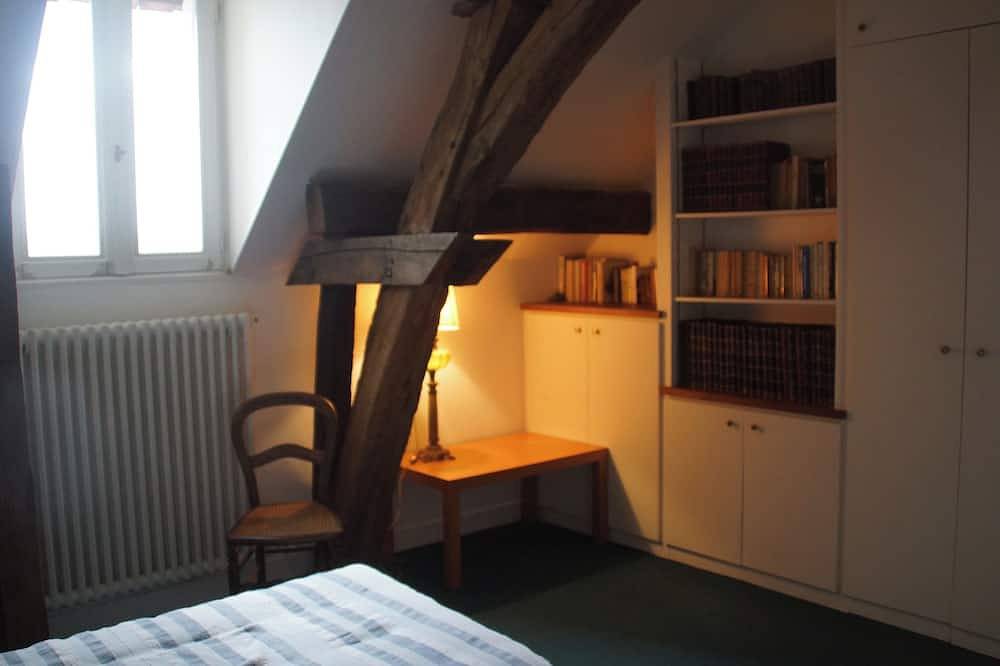 Gite in family home, on the banks of the Loire, garden, south-facing. in Combleux, Valle del Loira