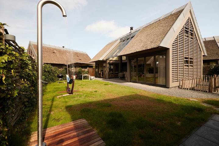 Vakantiepark voor 8 personen, with tuin and sauna as well as terras and whirlpool, met huisdier in Schoorl