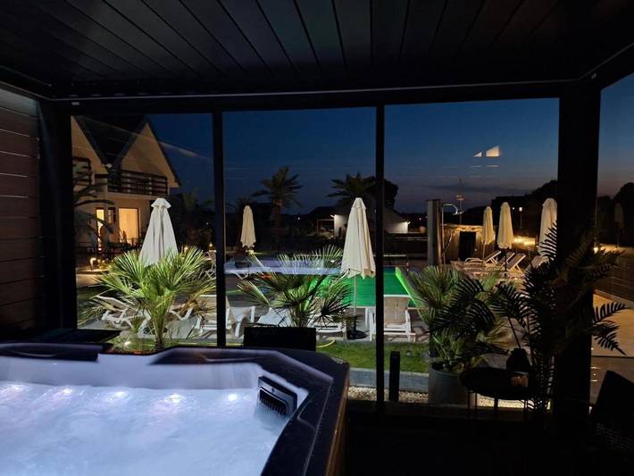 Ferienhaus für 9 Personen, mit Balkon und Terrasse sowie Whirlpool und Garten
